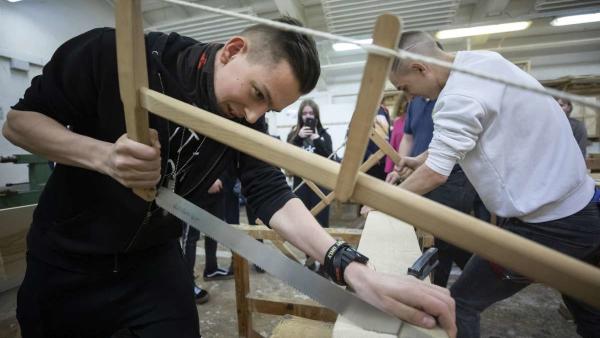 Érdeklõdõk a Budapesti Komplex Szakképzési Centrum (BKSzC) Kaesz Gyula Faipari Szakgimnáziuma és Szakközépiskolájának asztalosmûhelyében, a Szakmák éjszakája országos pályaorientációs rendezvény egyik helyszínén, a XIV. kerületben 2019. április 12-én.
MTI