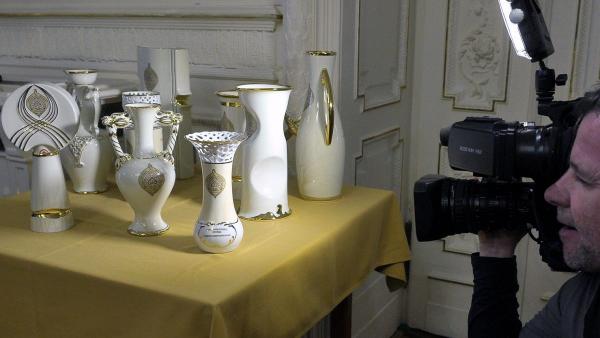 A Hollóházi Porcelán Manufaktúrában készült, Érték és Minőség Nagydíj pályázat díjai (Fotó: MTI/Kovács Attila)