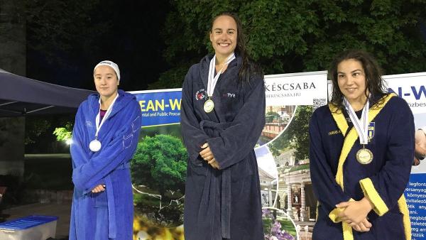 Sömenek Onon Kata (balról), Olasz Anna és Farkas Adél a dobogón (Fotó: Magyar Úszó Szövetség)