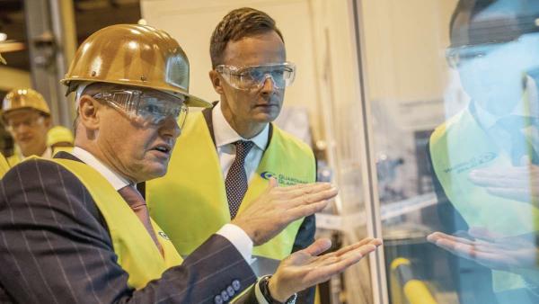 Guus Boekhoudt, a Guardian Glass alelnöke és a Guardian Europe ügyvezetõ igazgatója (b) és Szijjártó Péter külgazdasági és külügyminiszter az amerikai érdekeltségû Guardian Glass orosházi gyára új lamináltüveg-gyártó üzemének átadóünnepségén 2019. május 7