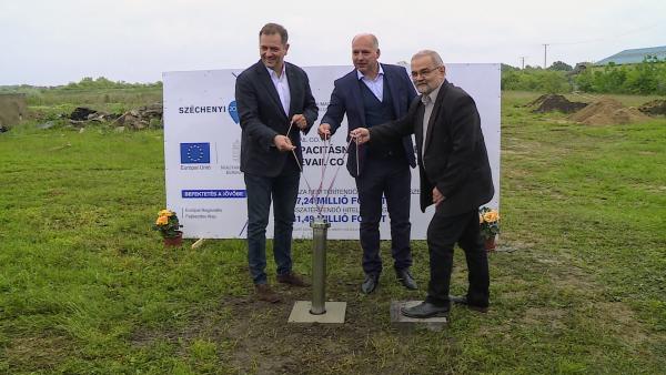 (b.-j.) Dankó Béla, Guti László és Izsó Gábor leteszi a Previl CO Kft. beruházásának új alapkövét. Fotó: 7.TV/Fazekas Róbert