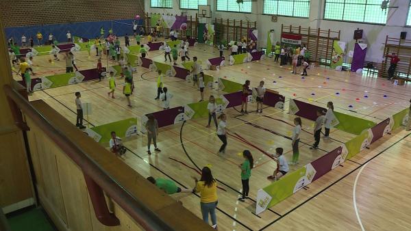 A Magyar Diáksport Szövetség egy közösségépítő és játékközpontú, azaz nem a győzelemre összpontosító foglalkozást szervezett alsó tagozatos gyerekeknek Mezőberényben. Fotó: Fazekas Róbert