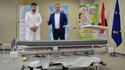 Az eseményt dr. Duray Gergő főigazgató nyitotta meg, majd dr. Hován Csaba bemutatta az ágy funkcióit (Fotó: oroscafe/Kecskeméti Krisztina)