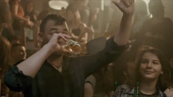 Részlet a Feltöltve c. klipből. Forrás: YouTube