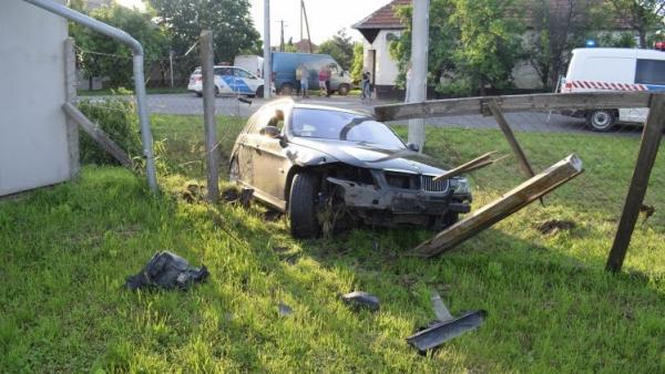 Letért az útról, majd fának és kerítésnek ütközött egy személyautó Békésen. Fotó: police.hu