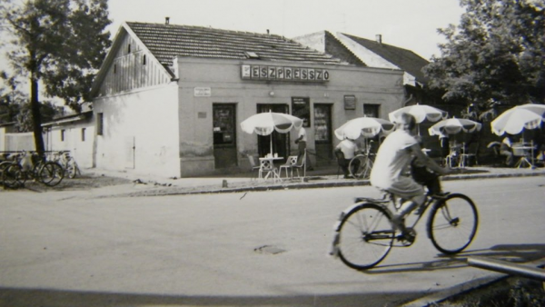 Egy kerékpáros a békéscsabai Sarokház kocsma előtt (forrás: Facebook/Békéscsaba a múltban/Mitykó László)