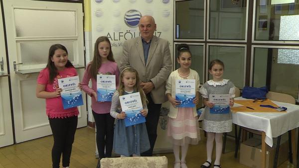 Nagy László, az ALFÖLDVÍZ Zrt. vezérigazgatója és a díjazott alkotók (Fotó: Tóth Áron)