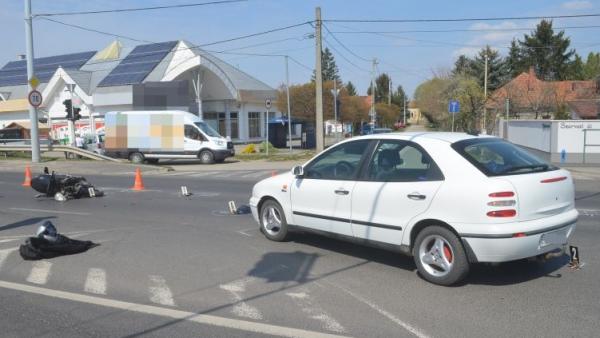 Baleset Békéscsabán. Az autós nem adott elsőbbséget a motorosnak. Forrás: police.hu