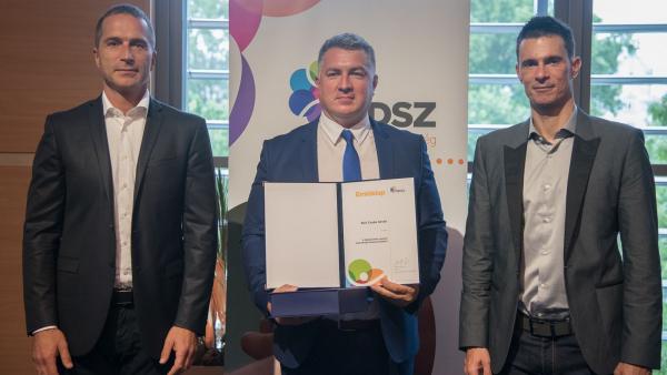 Bíró Csaba (középen) az elismerő oklevéllel. Fotó: Magyar Diáksport Szövetség