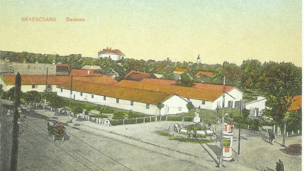 Barakkok az Andrássy úton a laktanya mellett az angyalos artézi kúttal. Az 1930-as évek közepén a barakk eltűnt, csak a kút és hirdetőoszlop maradt, nagy füves területtel, két focipályával, majd 1960 után ismét változott a városkép