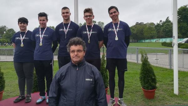 A diszkoszvetés bajnokai, balról jobbra: Kun Dominik, Priskin István,  Csizmazia Áron, Gyaraki Benjámin, Hrabovszki Balázs, elől az edzőjük, Solticz Kálmán (fotó: BCSAC)