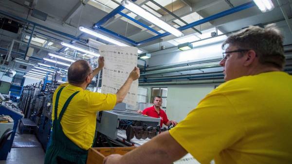 Dolgozók ellenõrzik a szavazólapokat a május 26-i európai parlamenti választásra a budapesti ANY Biztonsági Nyomdában 2019. május 10-én.
MTI/Balogh Zoltán