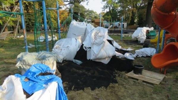 Az egyik békéscsabai, felújítás alatt álló játszótéren rongált a két fiatal. Fotó: police.hu