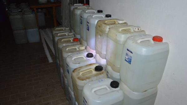 Több mint 7000 liter párlat eredetét nem tudta igazolni. Forrás: NAV