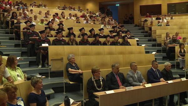 Egy korábbi diplomaosztó Békéscsabán (fotó: behir.hu)