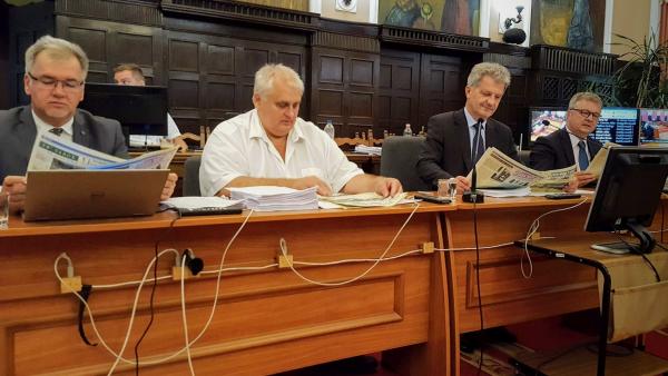 Nagy Ferenc alpolgármester, Hanó Miklós alpolgármester, Szarvas Péter polgármester és dr. Bacsa Vendel jegyző a közgyűlés előtt lapozta át a Csabai Mérleget (fotó: Varga Diána)