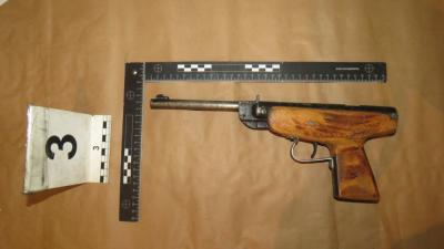 Ezt az átalakított fegyvert is megtalálták a dombegyházi férfinál a rendőrök. Fotó: police.hu