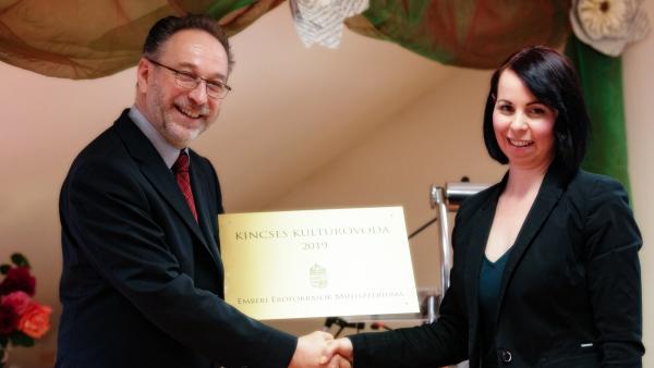 Fekete Péter kultúráért felelős államtitkár adja át az elismerést Botta-Dukátné Orczifalvi Éva intézményvezetőnek