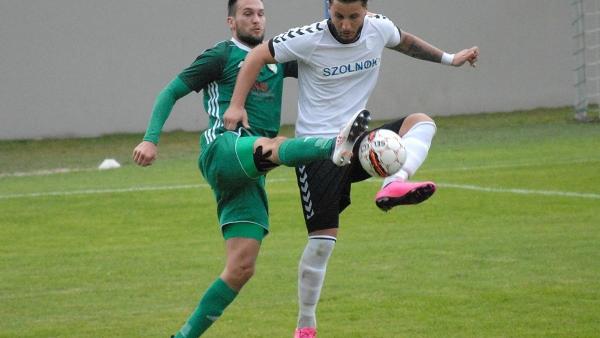 Olasz Dénes (fehér mezben) korábban Szolnokon is megfordult, tavaly Cegléden és Kazincbarcikán játszott (Fotó: szoljon.hu)