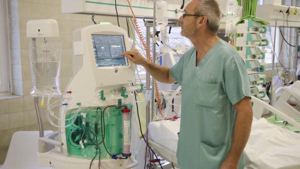 A KAITO vértisztító berendezés mellett dr. Bindics István. Fotó: Orosházi Kórház