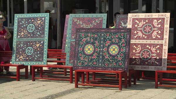 A 30. Jubileumi Népi Kézműves Táborban készített alkotásokból tárlatot is nyitottak a zárónapon. Fotó: Ujházi György