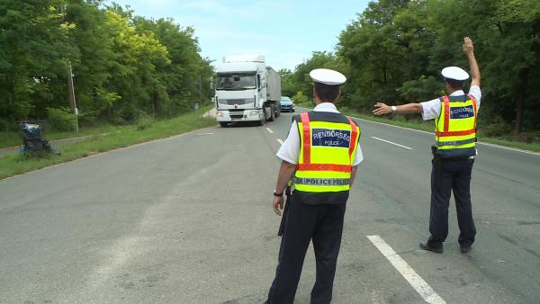 Július 22. és 28. között 2916 nehéz tehergépkocsit és 584 autóbuszt ellenőriztek, és 686 jogsértést állapítottak meg a rendőrök a Tispol Truck & Bus elnevezésű, európai szintű ellenőrzés keretében. Fotó: Kovács Dénes