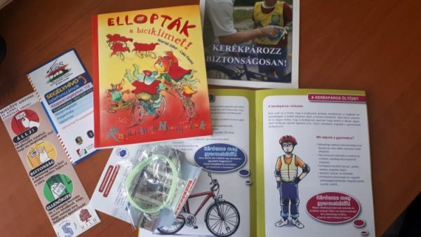 A rendőrség munkatársai különböző kiadványokon keresztül ismertették a legfontosabb tudnivalókat. Fotó: police.hu