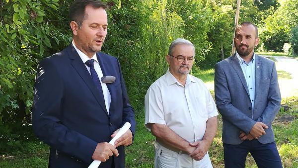 Dankó Béla, a térség országgyűlési képviselője, középen Izsó Gábor jelenlegi polgármester, jobbról pedig Kálmán Tibor alpolgármester, polgármester-jelölt. Fotó: Kálmán Tibor Facebook oldala