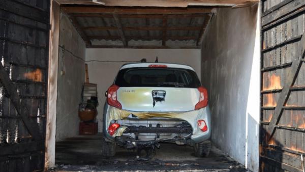Olajjal lelocsolta, majd felgyújtotta egy garázs ajtaját egy férfi Szarvason. Fotó: police.hu