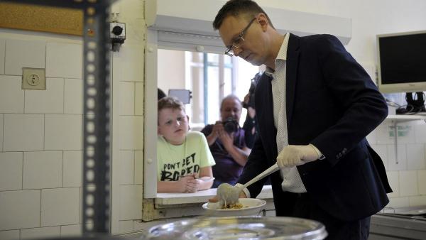 Rétvári Bence ebédet oszt a nyári szociális gyermekétkeztetésről tartott sajtótájékoztatója után (MTI/Kovács Attila)