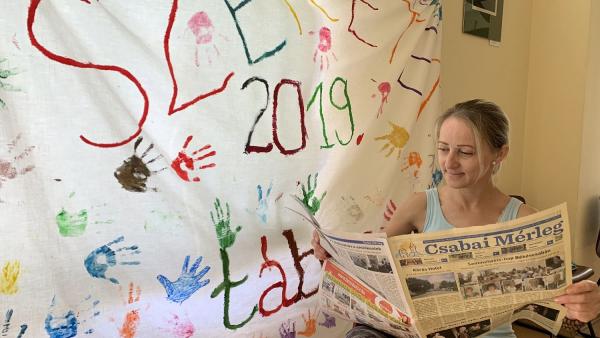 Csinger Anita a Szeretet táborban lapozta át legfrissebb számunkat (fotó: Szendi Rita)