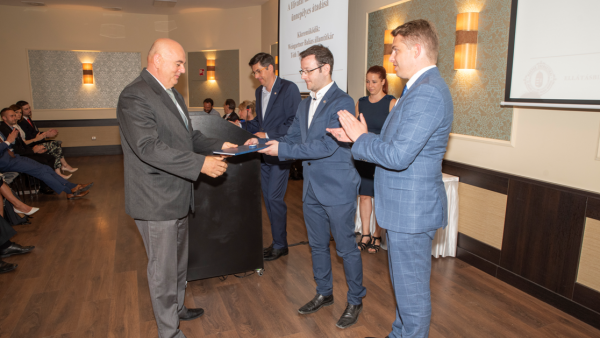 Nagy László vezérigazgatónak gratulálnak a MEKH-ben