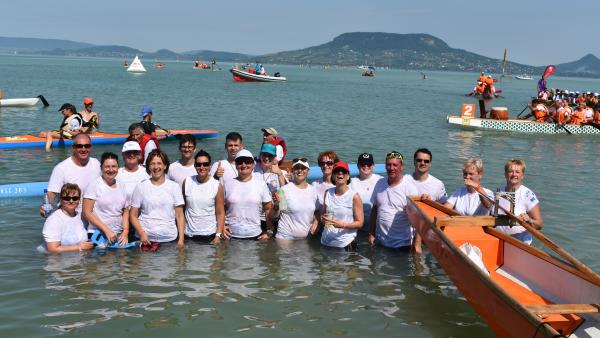 A sárkányhajó csapat.