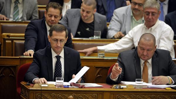  Varga Mihály pénzügyminiszter (b), Németh Szilárd, a Honvédelmi Minisztérium parlamenti államtitkára (j) és a képviselők szavaznak a költségvetésről (MTI fotó: Kovács Attila)