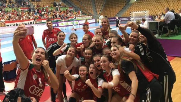 A lefújás után hamar elkészült a győztes csapatszelfi (Fotó: MKSZ)