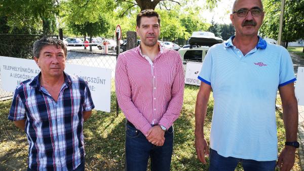 Az Alföldvíz Zrt. épülete előtt tartott sajtótájékoztatót Takács Péter és Miklós Attila önkormányzati képviselő, valamint Körömi János a Békéscsabai Kossuth Kör elnöke. Fotó: Papp Ádám