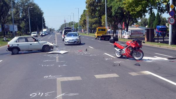 Békéscsabán, a Szarvasi úton, a Pataky László utcai kereszteződésnél történt baleset (fotó: police.hu)
