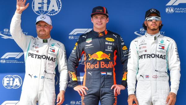 Max Verstappen (k), mellette Valtteri Bottas (b) és Lewis Hamilton (MTI/Czeglédi Zsolt)