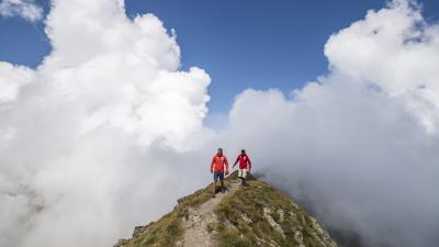 Varga Csaba (b) és Lengyel Ferenc, a Kalifa Alpin csapat hegymászói a Fogarasi-havasok legmagasabb pontján, a Moldován (Moldoveanu)-csúcson (MTI fotó: Mónus Márton)