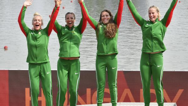 Az aranyérmes Gazsó Alida Dóra, Csipes Tamara, Medveczky Erika és Bodonyi Dóra (b-j) a női kajak négyesek 500 méteres versenyének eredményhirdetésén (MTI/Szigetváry Zsolt)