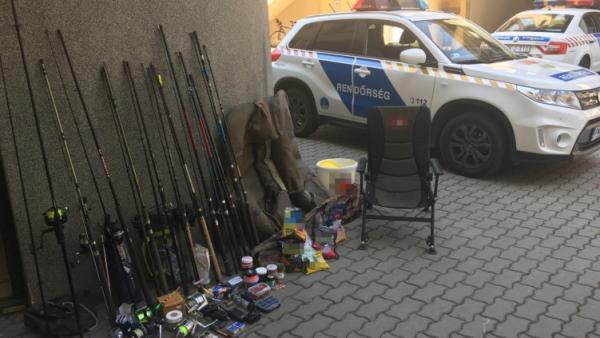 Horgászfelszereléseket lopott két fiatal egy gyulai horgászlakból. Fotó: police.hu