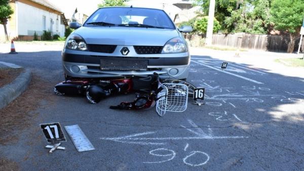 Szarvason összeütközött egy személygépkocsi és egy elektromos kerékpárral közlekedő nő. Fotó: police.hu