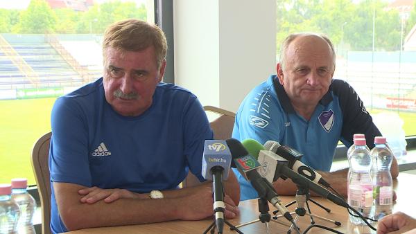 Szenti Zoltán (balról) az 1993/94-es csapat kapitánya és Pásztor József (jobbról) a bronzéremig jutó együttes vezetőedzője is jelen lesz vasárnap a jubileumi köszöntésen. Fotó: Tóth Áron