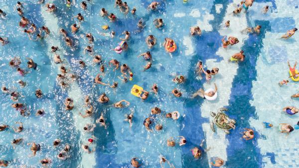 Fürdőzők a Zalakarosi Fürdő egyik medencéjében 2019. augusztus 12-én. A kánikula miatt hőségriasztást adott ki az országos tisztifőorvos hétfő éjfélig. Jelentős lehűlést hoz a másnap érkező hidegfront, 10 fokot, néhol akár többet is csökken a csúcshőmérsé