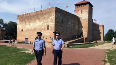 Magyar és román rendőrök közösen teljesítenek járőrszolgálatot Gyulán. Fotó: police.hu