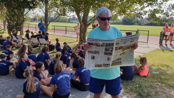 Tóth Sándor a Kopp Békéscsabai Atlétikai Club nyári táborában lapozta át a Csabai Mérleg legfrissebb számát (fotó: Kugyelka Attila)