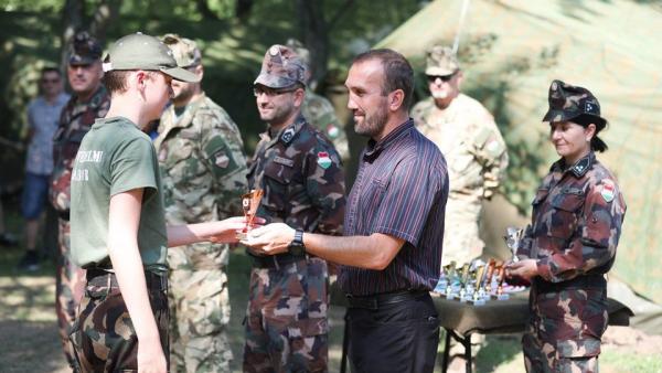 Díjátadás Békés-Dánfokon, a honvédelmi táborban