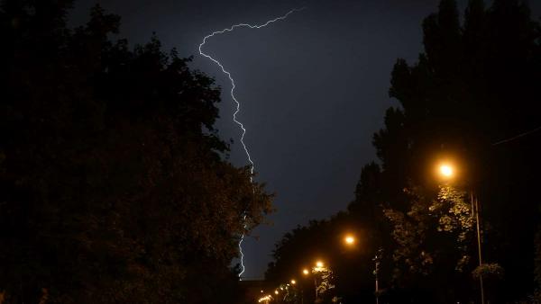 illám cikázik az égbolton a IX. kerülei Gyáli út felett 2019. augusztus 14-re virradóan. MTI/Illyés Tibor