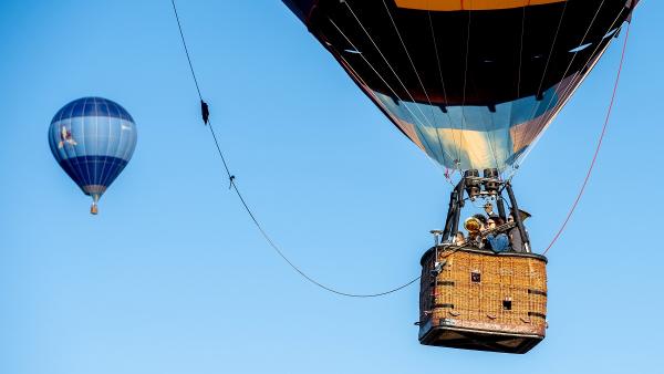 Az orosházi Liszt Ferenc Alapfokú Művészeti Iskola tanárai és növendékei zenélnek egy hőlégballon kosarában, Orosháza közelében (Fotó: MTI/Rosta Tibor)
