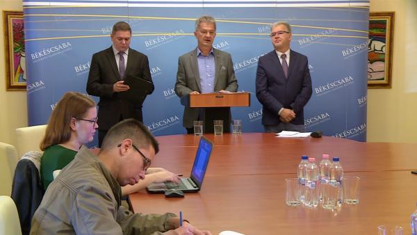 (b.-j.) Borbola István fejlesztési tanácsadó, Szarvas Péter polgármester és Nagy Ferenc alpolgármester 2019.09.20.-án, a közgyűlést értékelő sajtótájékoztatón. Fotó: 7.TV/Ujházi György